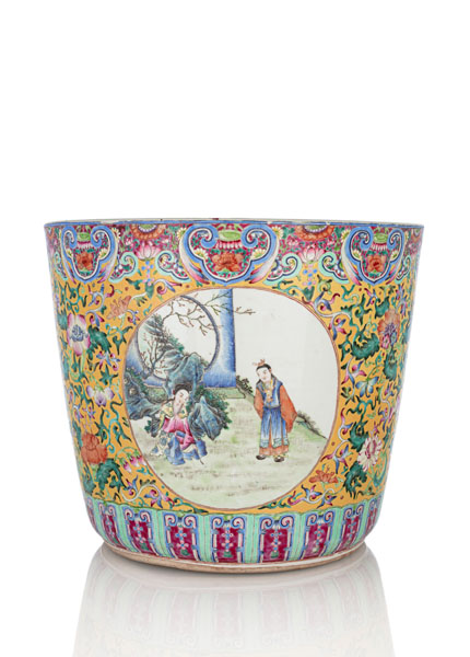 <b>A YELLOW-GROUND 'FAMILLE ROSE' PORCELAIN JARDINIÈRE WITH LITERARY SCENES IN FAN-SHAPED RESERVES</b>
