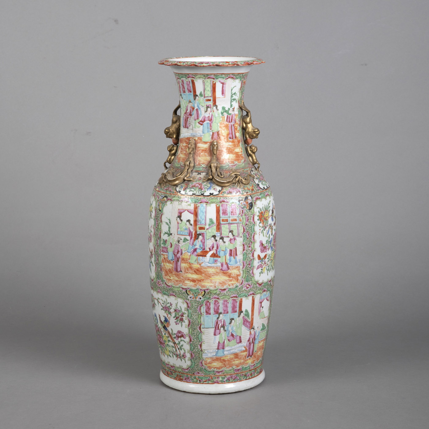 <b>Porzellanvase mit blütenförmiger Lippe, 'Chilongs' in Relief und 'Famille rose'-Dekor</b>