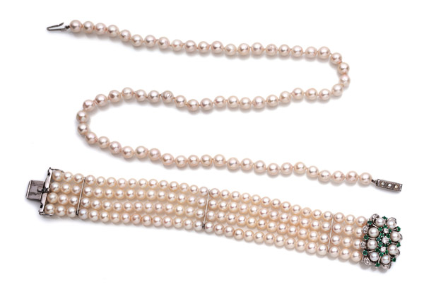 <b>A PEARL BRACELET AND A NECKLACE</b>