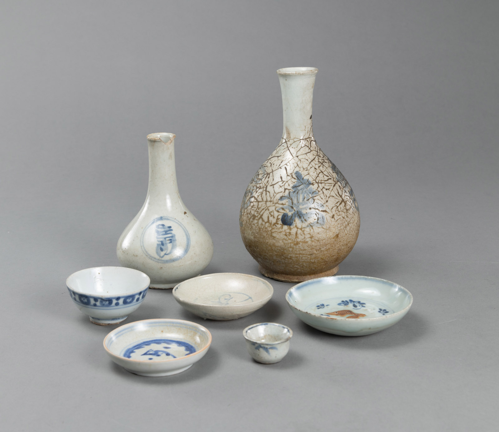 <b>Zwei Vasen und fünf Schalen aus blau-weiß dekoriertem Porzellan</b>