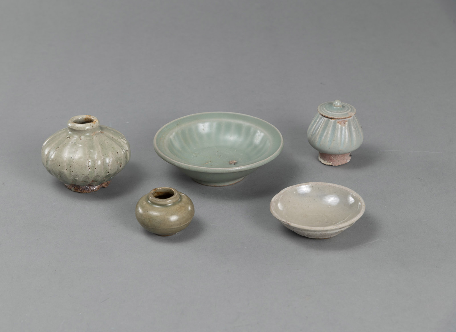 <b>Fünf Seladon-Keramiken mit Reliefdekor</b>