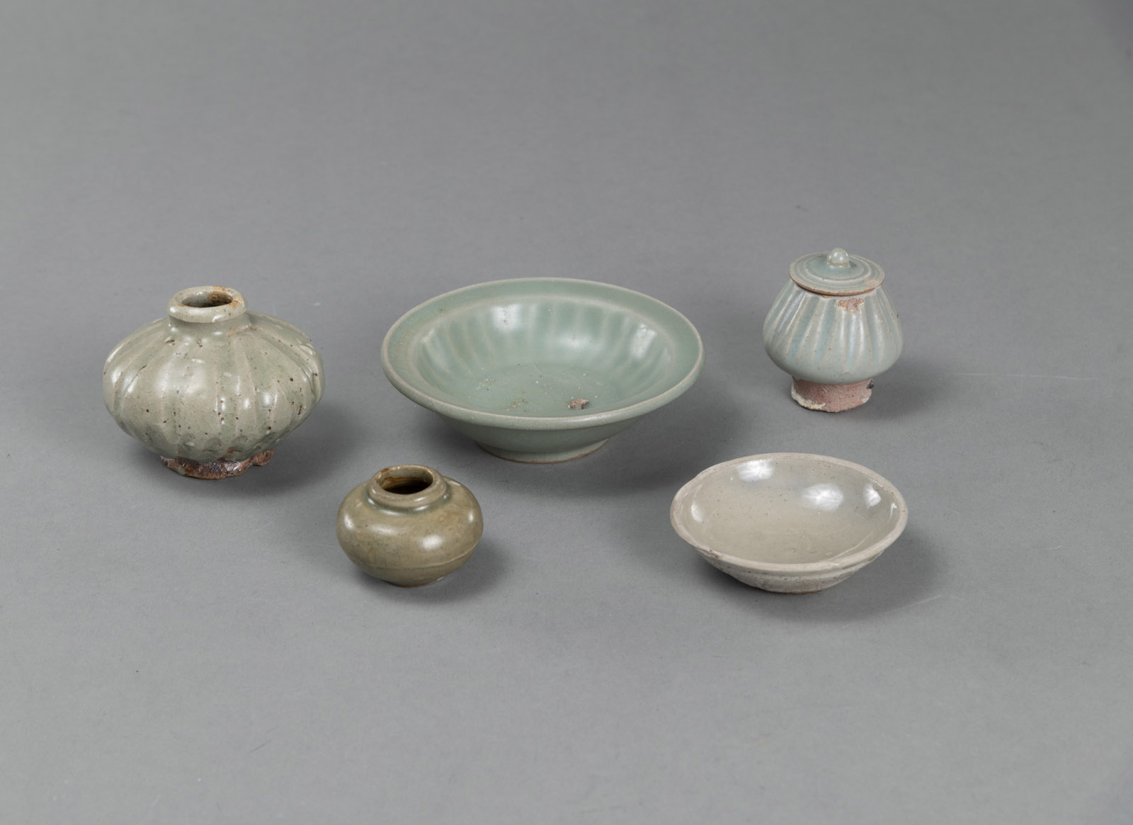 <b>FIVE CELADON CERAMICS DISHES AND VESSELS</b>