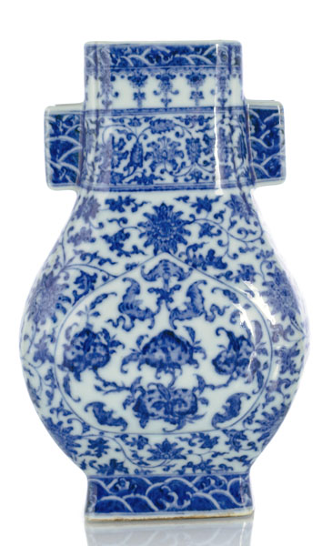 <b>Unterglasurblau dekorierte Vase in Form eines 'fang hu' mit Lotus- und Pfirsichdekor</b>
