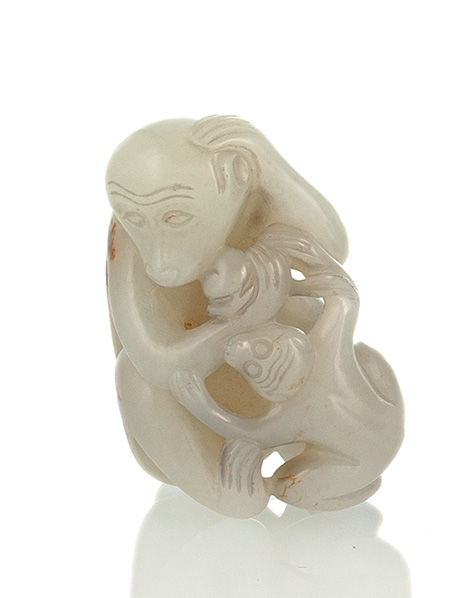 <b>Schnitzerei eines sitzenden Affen mit seinem Jungen aus fast weißer Jade mit wenigen rostbraunen Einschlüssen</b>
