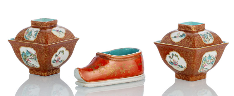 <b>Zwei Deckelschalen aus Porzellan mit 'Famille rose'-Reserven und ein Pinselwascher in Schuh-Form</b>