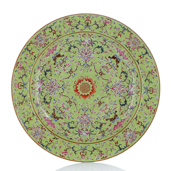 <b>Rundplatte aus Porzellan mit 'Famille rose'-Dekor von Fledermäusen, Lotos, Granatäpfeln u. a. auf mintgrünem Fond</b>