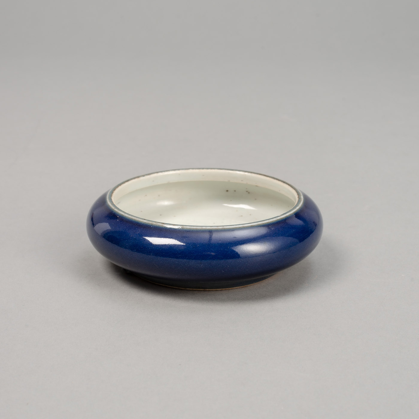 <b>Kleiner blau glasierter Pinselwascher aus Porzellan</b>