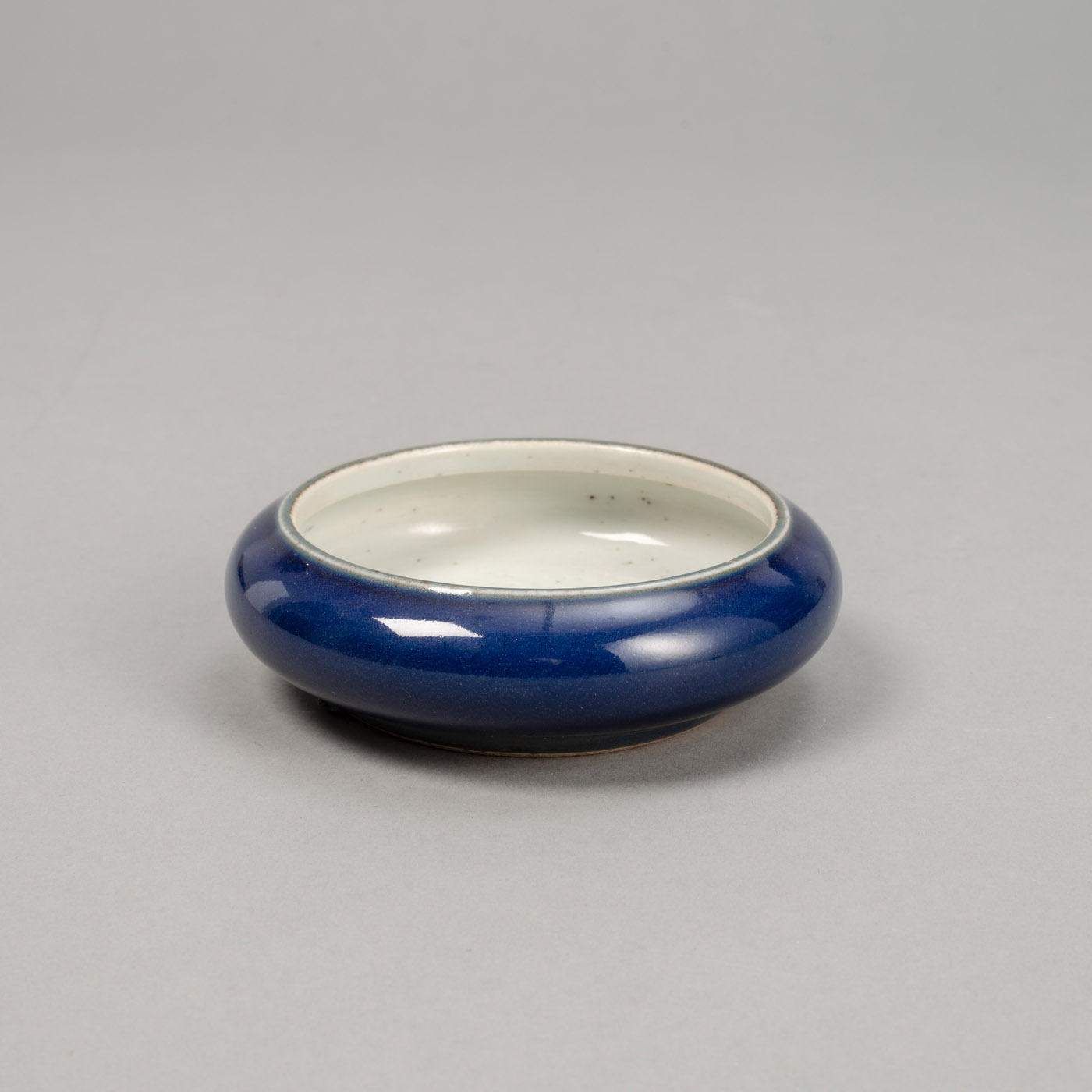 <b>A SMALL BLUE-GLAZED PORCELAIN BRUSH WASHER</b>