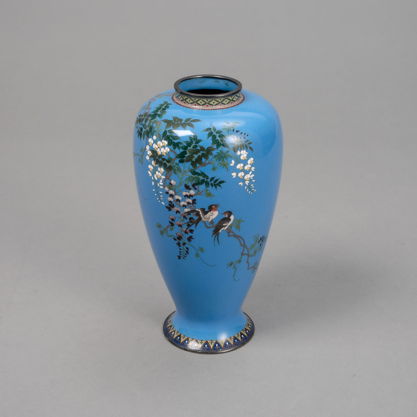 <b>Cloisonné-Vase mit Glyzinen- und Schwalbendekor mit Silbermontierung</b>