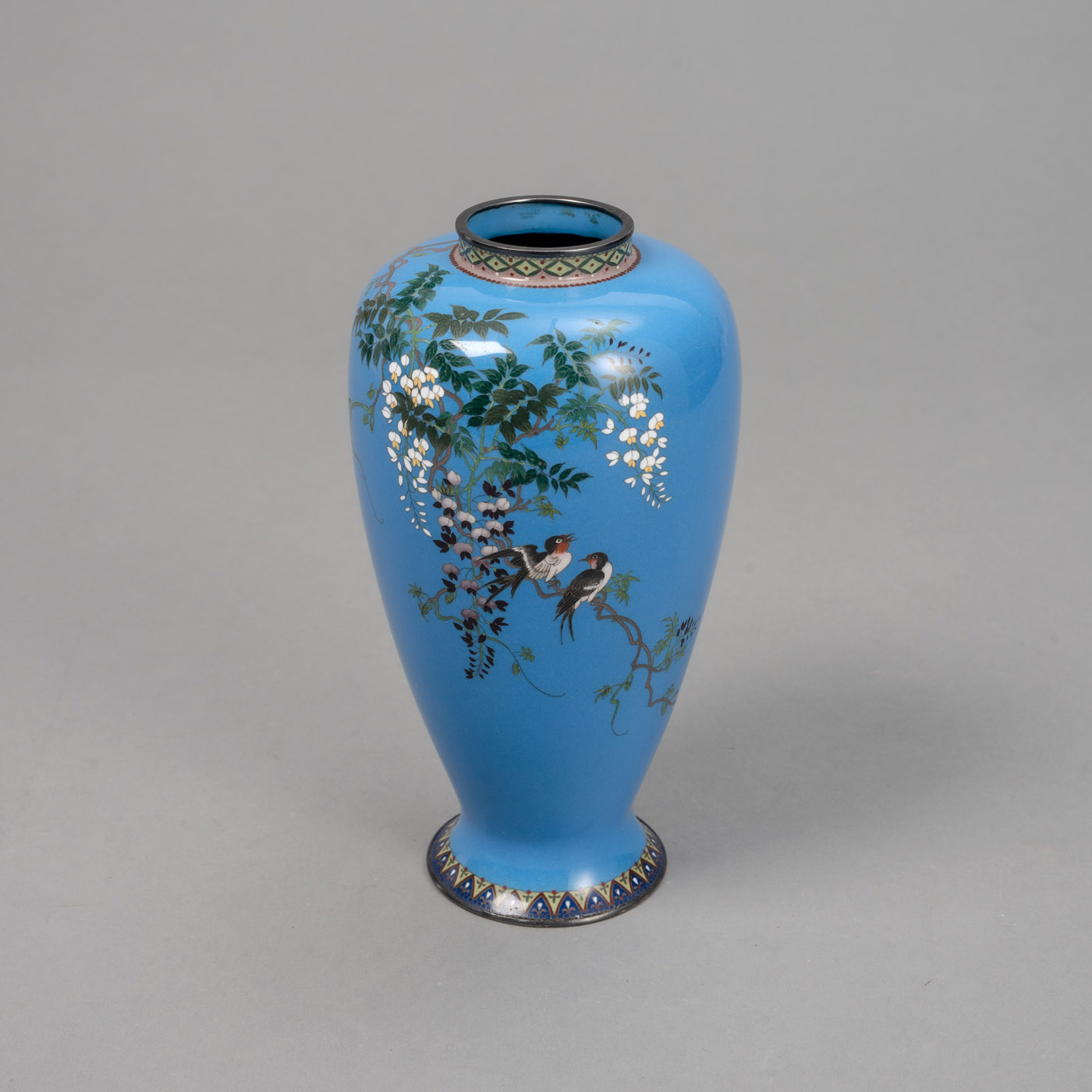 <b>Cloisonné-Vase mit Glyzinen- und Schwalbendekor mit Silbermontierung</b>