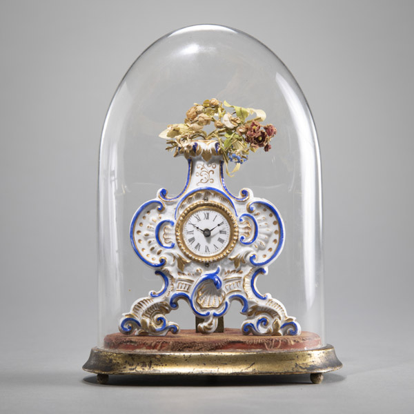 <b>A SMALL PORCELAIN CLOCK WITH GLASS COVER</b>
