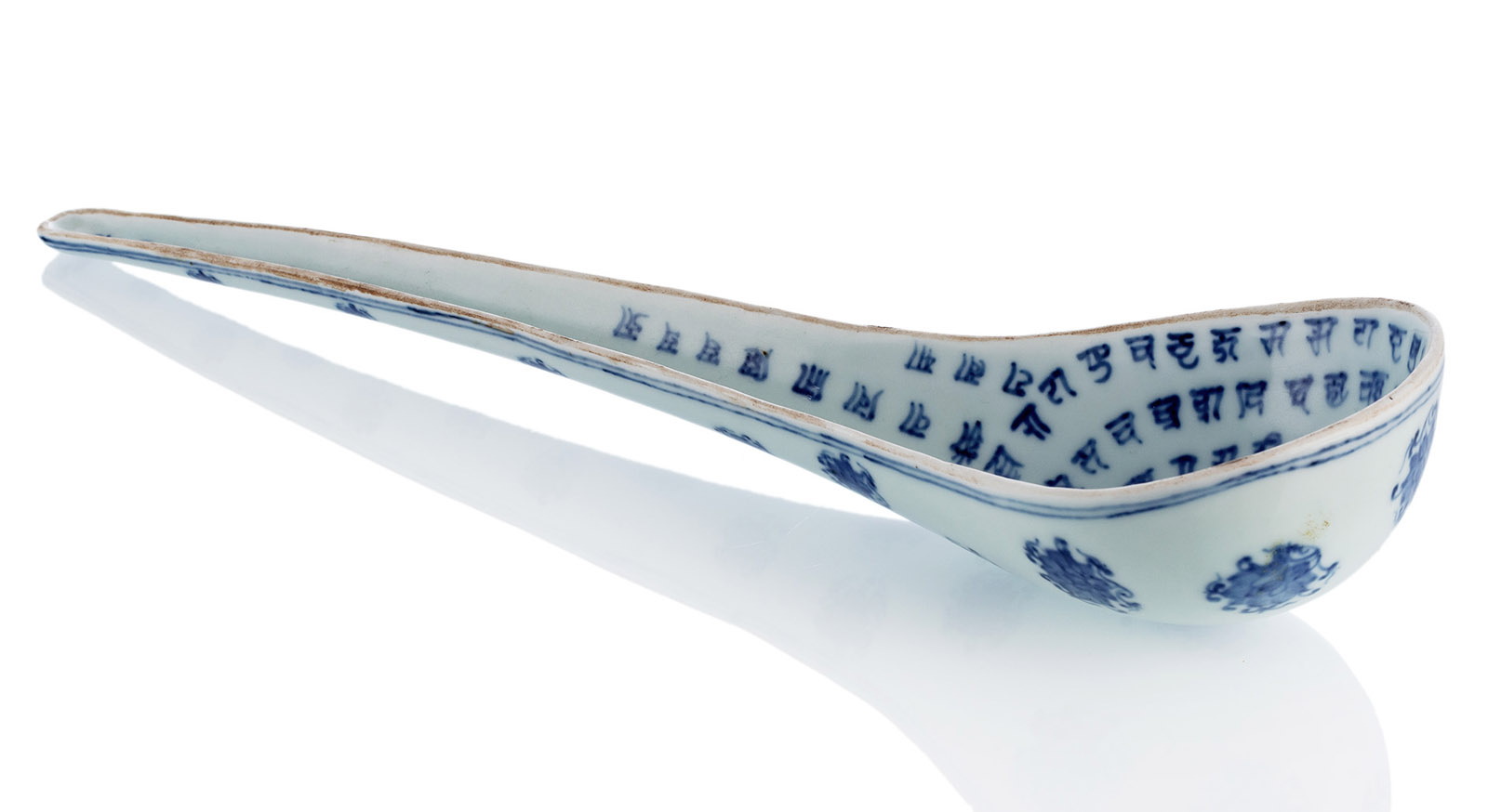 <b>A BLUE AND WHITE PORCELAIN LADLE</b>