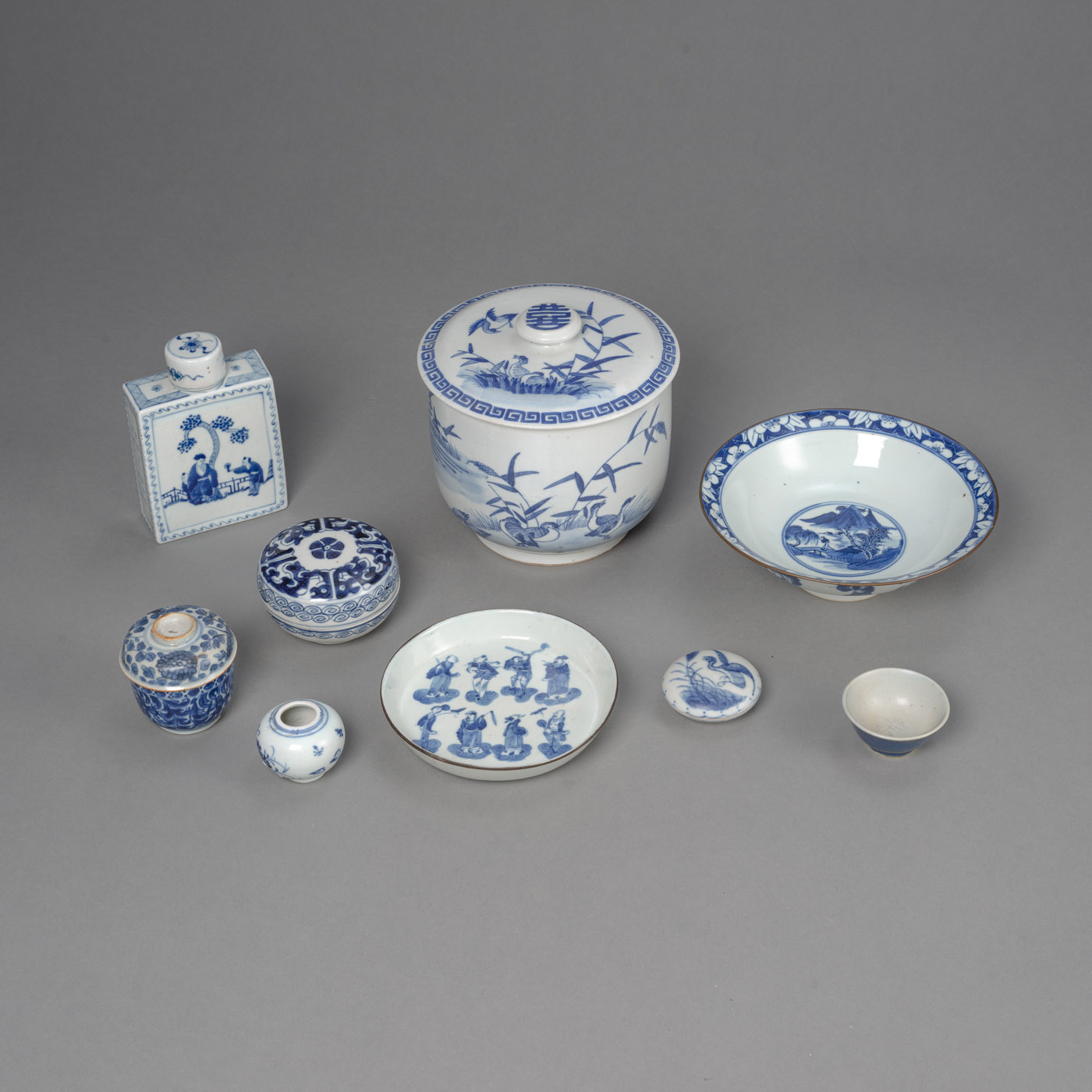 <b>Gruppe unterglasurblau dekorierte Porzellane: Vier Deckeldosen, drei Schalen, eine Teedose und ein Väschen</b>