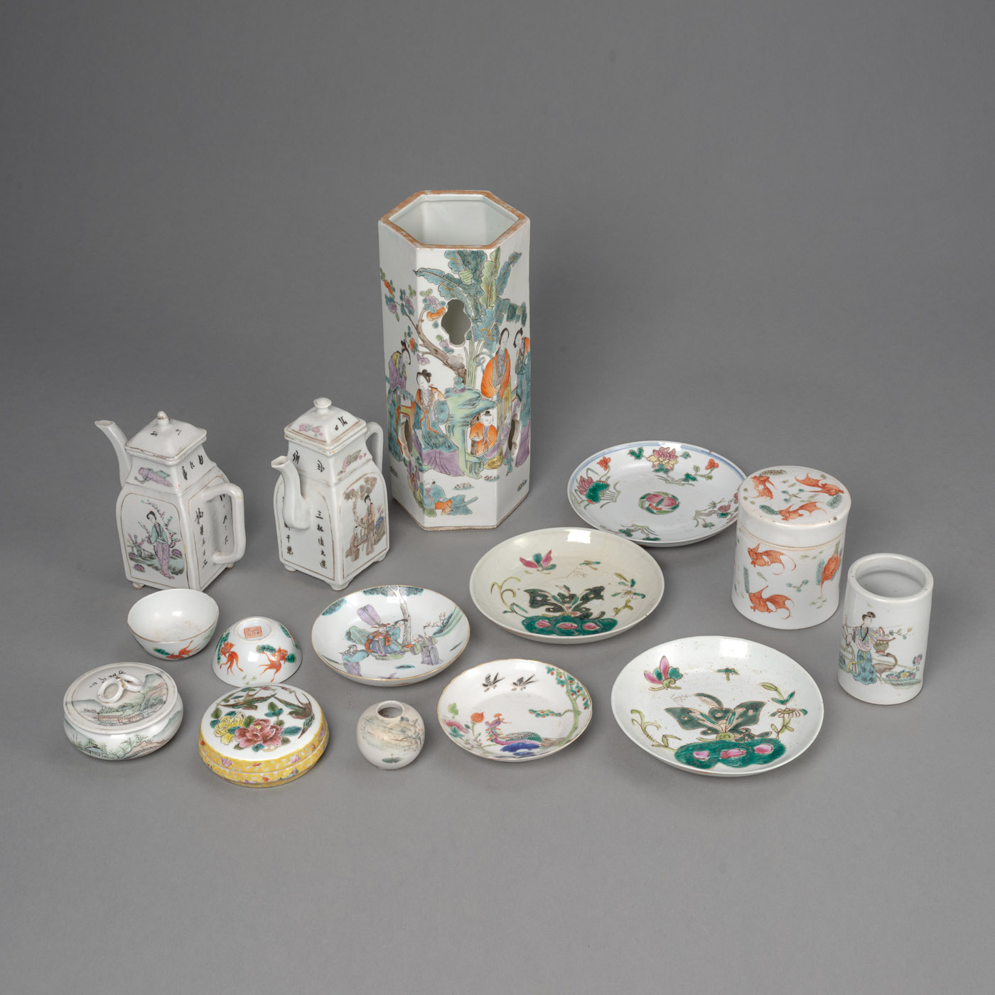<b>A GROUP OF 'FAMILLE ROSE' PORCELAIN PIECES, E.G. A HATSTAND, TWO TEAPOTS, BOXES AND BOWLS</b>