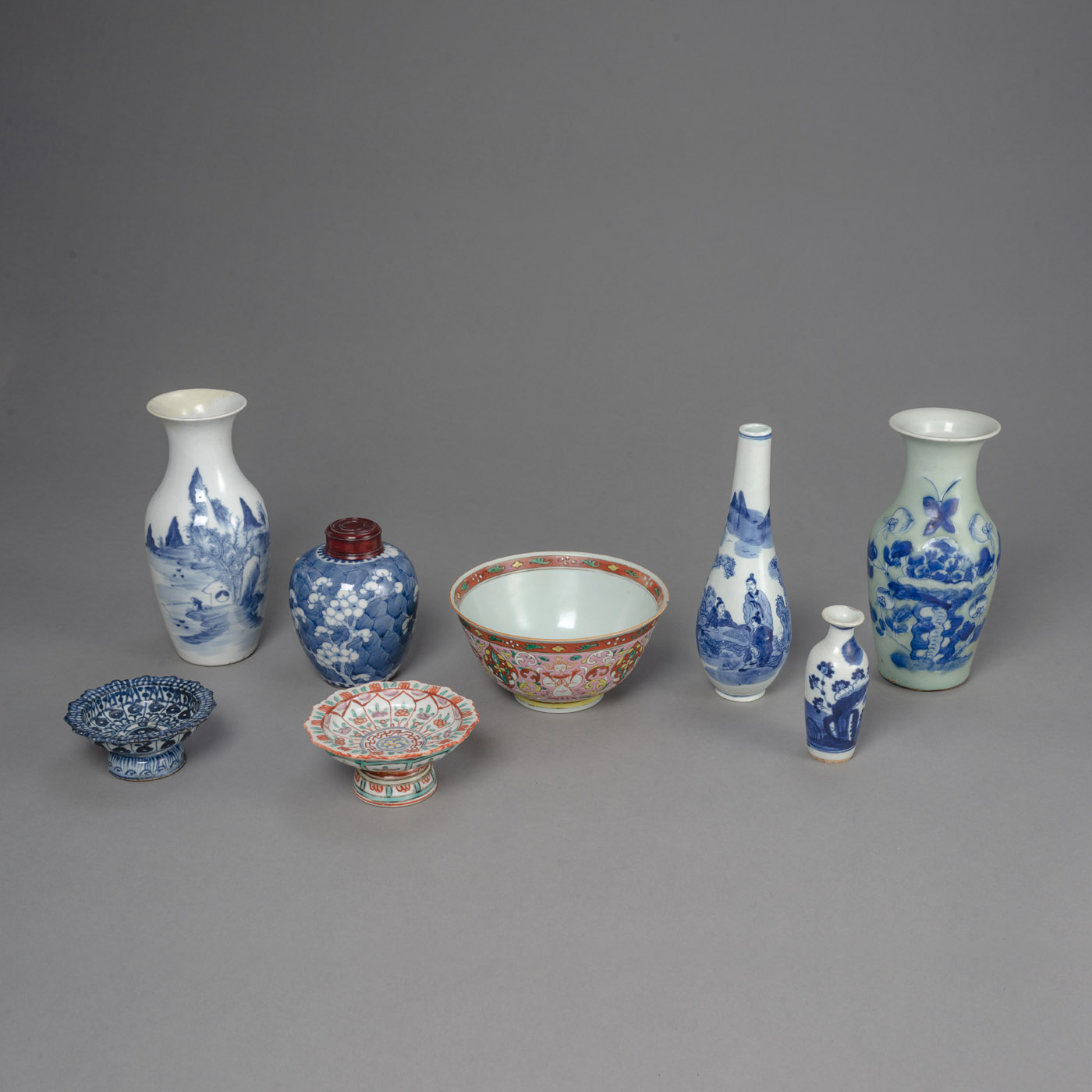 <b>A GROUP OF BLUE AND WHITE AND POLYCHROME PORCELAIN VASES AND BOWLS</b>