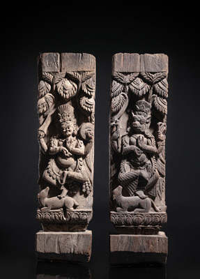 <b>Zwei Holzstützen mit geschnitztem Reliefdekor wohl von Vyagravaktra und Bhairava</b>