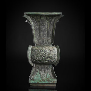 <b>Quadratische Bronzevase in 'Zun'-Form</b>