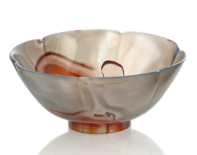 <b>A SMALL FLORIFORM AGATE BOWL</b>