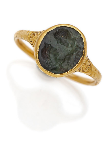 <b>A RING WITH ANTIQUE ROMAN CAMEO 