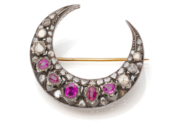 <b>A BROOCH WITH DIAMONDS AND COLOURED STONES</b>