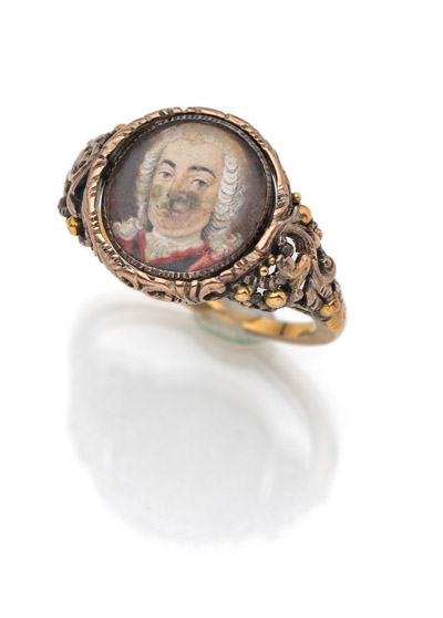 <b>A TRANSFORMATION RING WITH DOUPLE PORTRAIT</b>