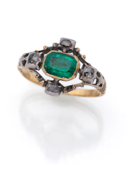 <b>Ring mit Smaragd und Diamanten</b>