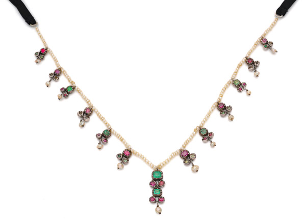 <b>Historisierendes Collier mit Perlen und Farbsteinen</b>