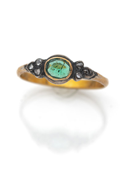 <b>A RING WITH GREEN STONE</b>