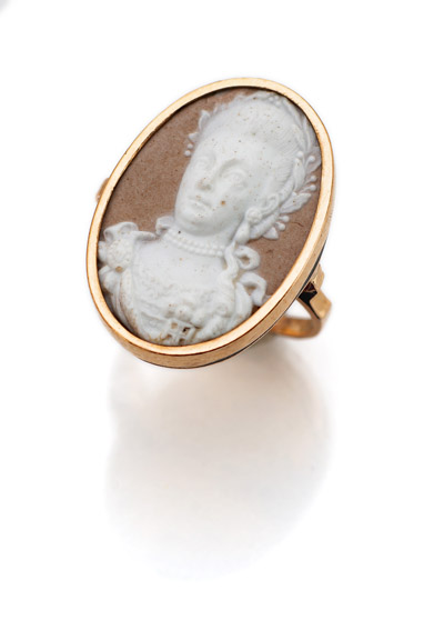<b>RING WITH CAMEO</b>