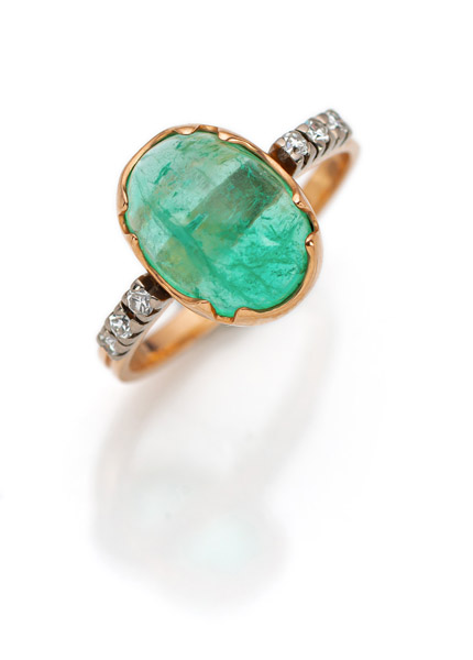 <b>A RING WITH EMERALD</b>