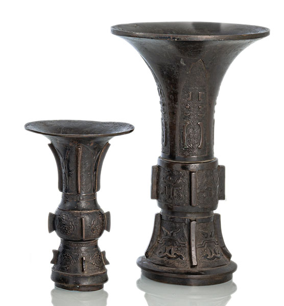 <b>Zwei 'gu'-förmige Vasen aus Bronze im archaischen Stil</b>