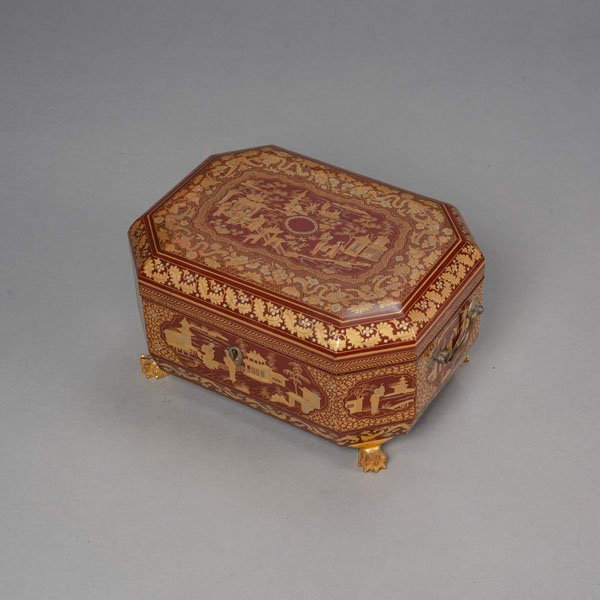 <b>A SMALL GOLD-LACQUER FIGURES IN A LANDSCAPE CHEST</b>