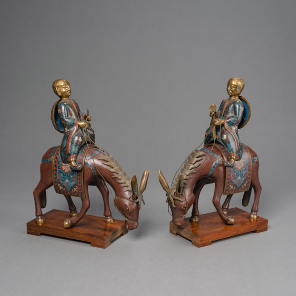 <b>Paar auf Pferden reitende Herren aus Cloisonné</b>