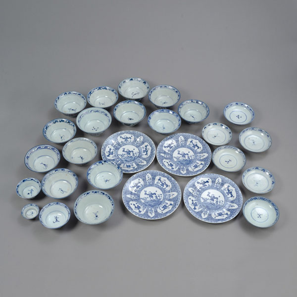 <b>Konvolut Porzellan mit unterglasurblauem Dekor: 24 Schalen in unterschriedlichen Größen und vier Teller</b>