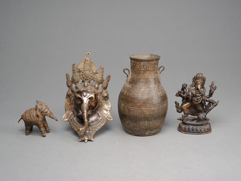 <b>Figur und Maske des Ganesha aus Bronze, Henkelvase und kleines Spielzeug in Elefantenform</b>