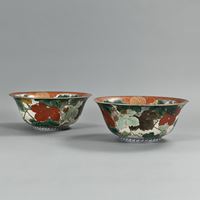 <b>A PAIR OF LARGE PORCELAIN BOWLS WITH BIRDS AND FLORAL DECORATION</b>