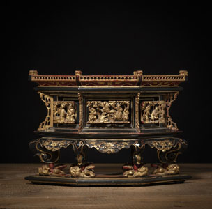 <b>A HEXAGONAL CARVED GILT-WOOD STAND</b>