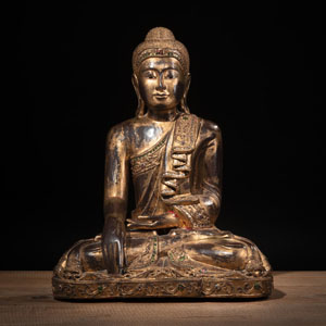 <b>Holzfigur des sitzenden Buddha mit Schmuckstein-Einlagen</b>