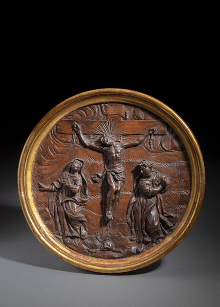 <b>A RELIEF CARVED TONDO WITH CRUCIFIXTION</b>