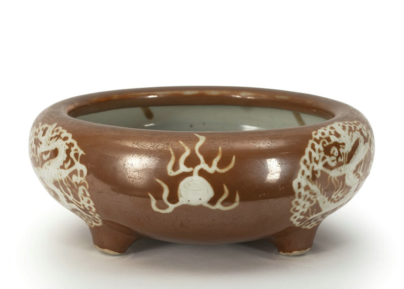<b>Dreibeiniger Weihrauchbrenner aus Porzellan mit 'Café-au-lait' -Glasur und Drachenmedaillions in weißem Slip-Dekor</b>