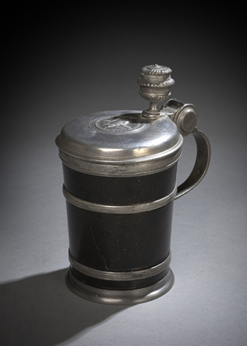 <b>Serpentin-Krug mit Zinndeckel und Johannes Nepomuk Plakette</b>
