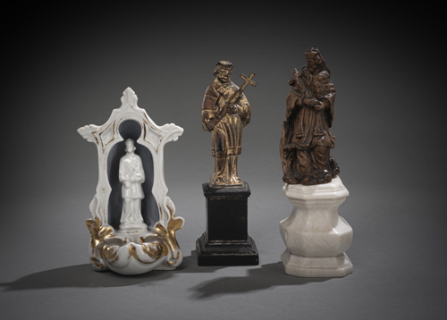 <b>Zwei Miniaturfiguren und Miniatur-Weihwasser-Becken mit Johannes Nepomuk</b>