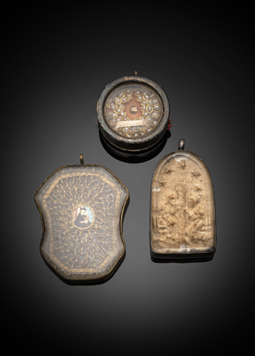 <b>Zwei Amulett-Anhänger (Nepomuks-Zungen) und Klosterarbeit mit Nepomuk-Reliquie und Wachssiegel</b>