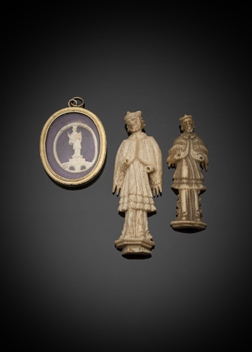 <b>Amulett mit Hl. Johannes Nepomuk und zwei Votiv-Figuren des Heiligen</b>