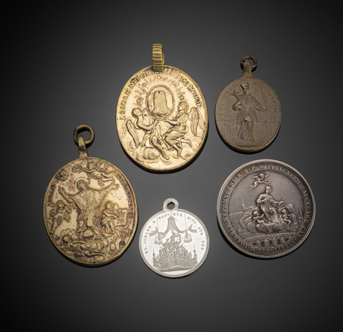 <b>Vier Anhänger und Brosche mit Johannes-Nepomuk Medaillen und -Münzen</b>