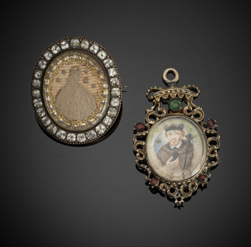 <b>Brosche und Medaillon-Anhänger mit Klosterarbeit und Miniatur des Hl. Johannes Nepomuk</b>