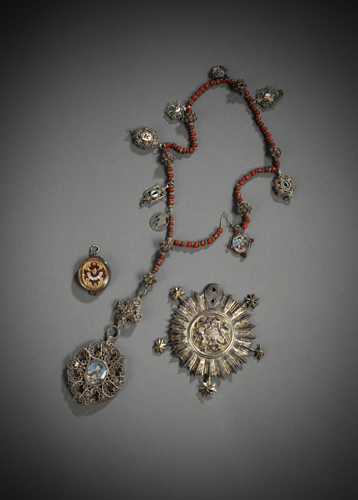 <b>Rosenkranz, Reliquien-Amulett und Johannes-Nepomuk Bekrönung</b>