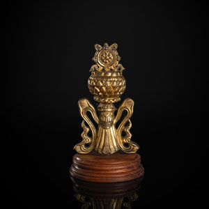 <b>Aufsatz einer Stupa aus vergoldeter Bronze mit Dekor von buddhistischen Symbolen</b>