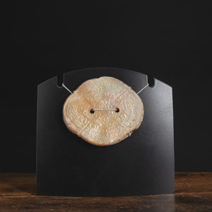 <b>Vierpassige Perlmuttplakette mit Reliefdekor</b>