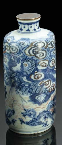 <b>Große Snuffbottle aus Tischflasche mit Dekor von Drachen zwischen Wolken in Unterglasurblau und Kupferrot</b>
